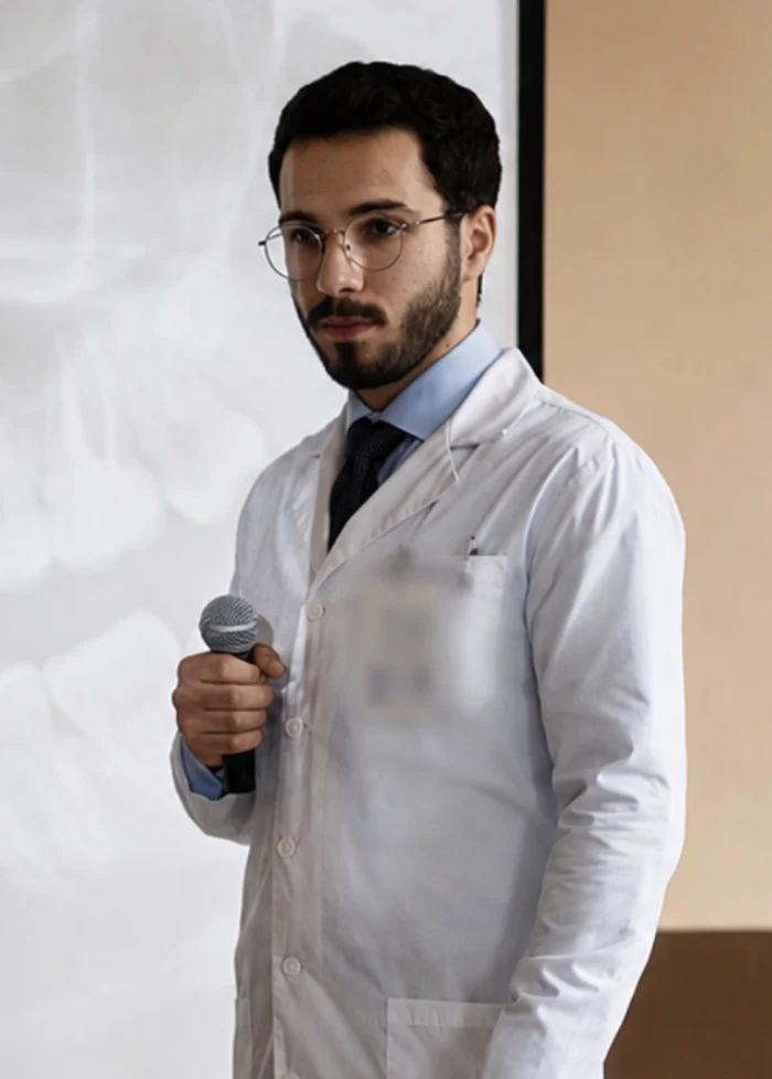 Enseignant lors d’un cours de préparation aux EVC d’odontologie