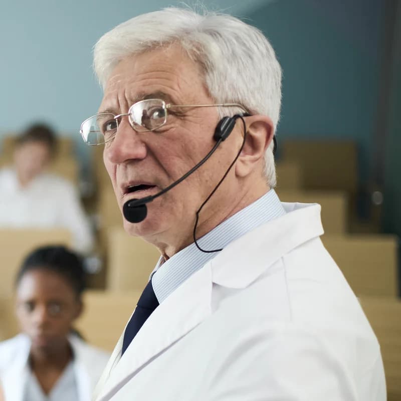 Enseignant Major ECN devant une promotion de médecins en préparation aux EVC