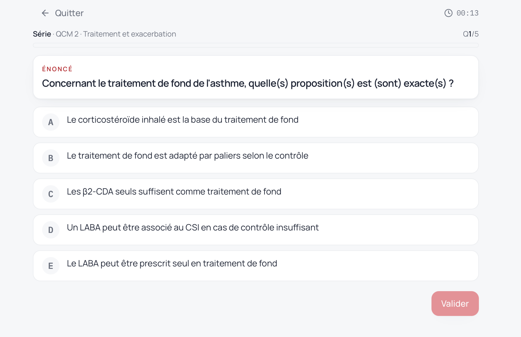 Écran d'entraînement Major ECN affichant l'énoncé d'un QRM (« Concernant le traitement de fond de l'asthme, quelle(s) proposition(s) est (sont) exacte(s) ? ») avec cinq propositions à cocher de A à E, un chronomètre en haut et un bouton Valider