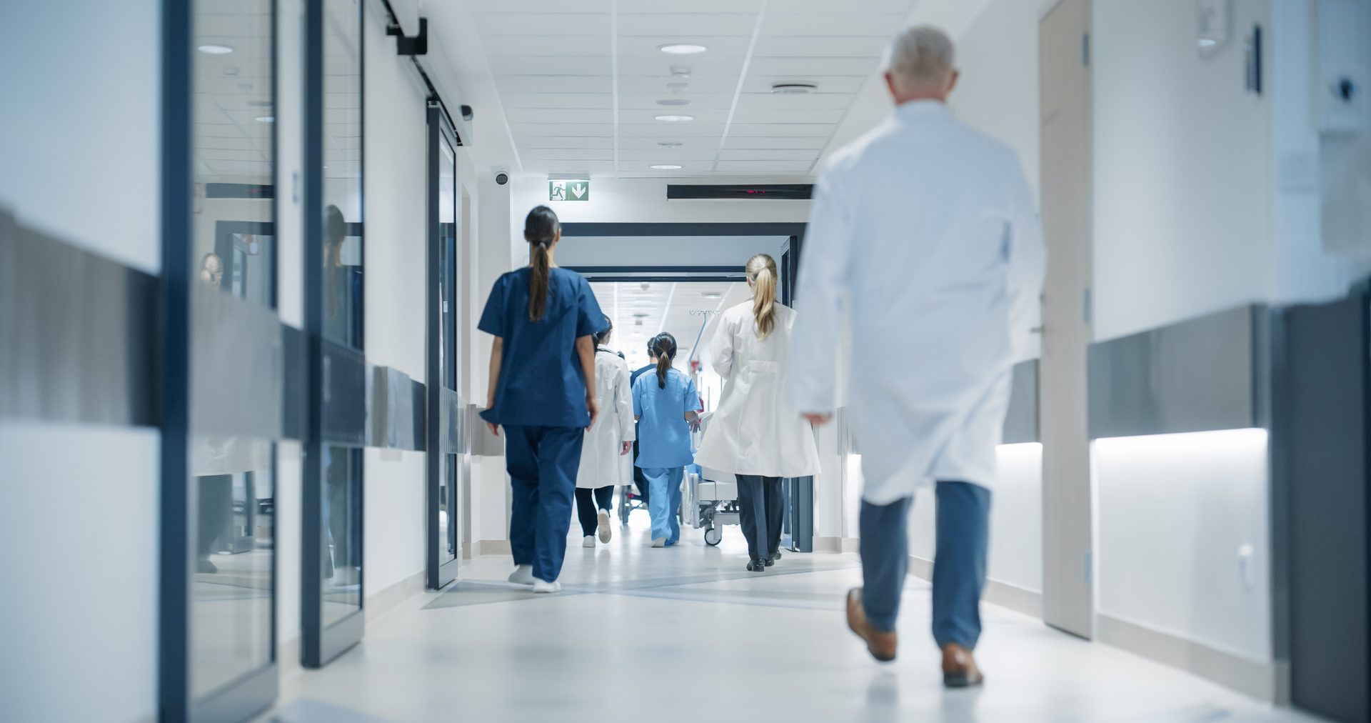 Équipe médicale en mouvement dans un couloir d'hôpital
