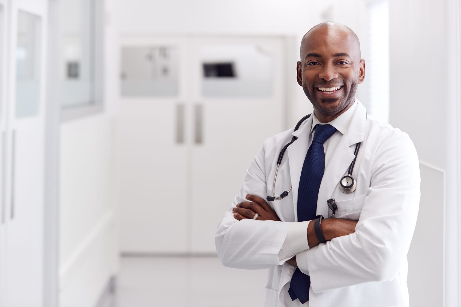 Médecin souriant dans un couloir d'hôpital, confiant dans son choix de spécialité
