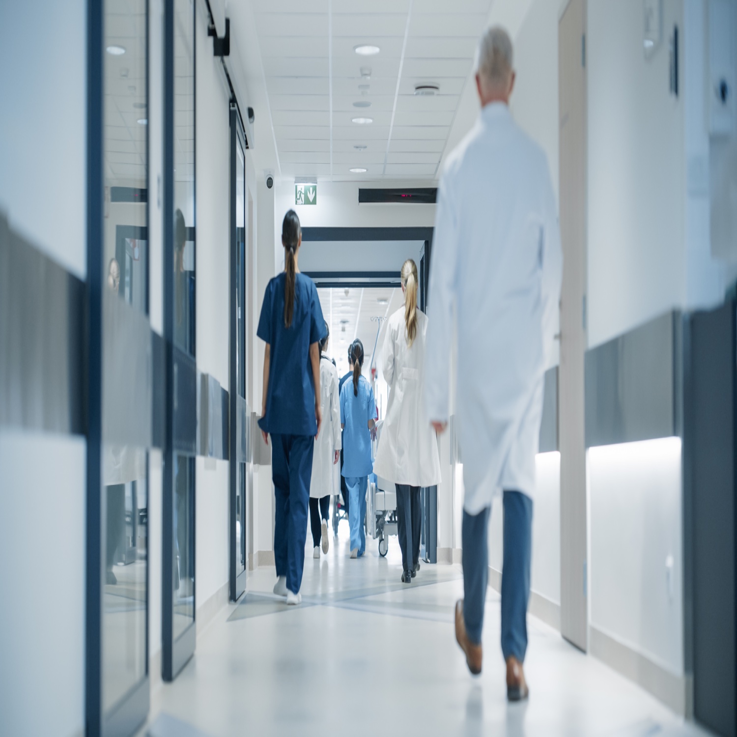 Équipe médicale en mouvement dans un couloir d'hôpital