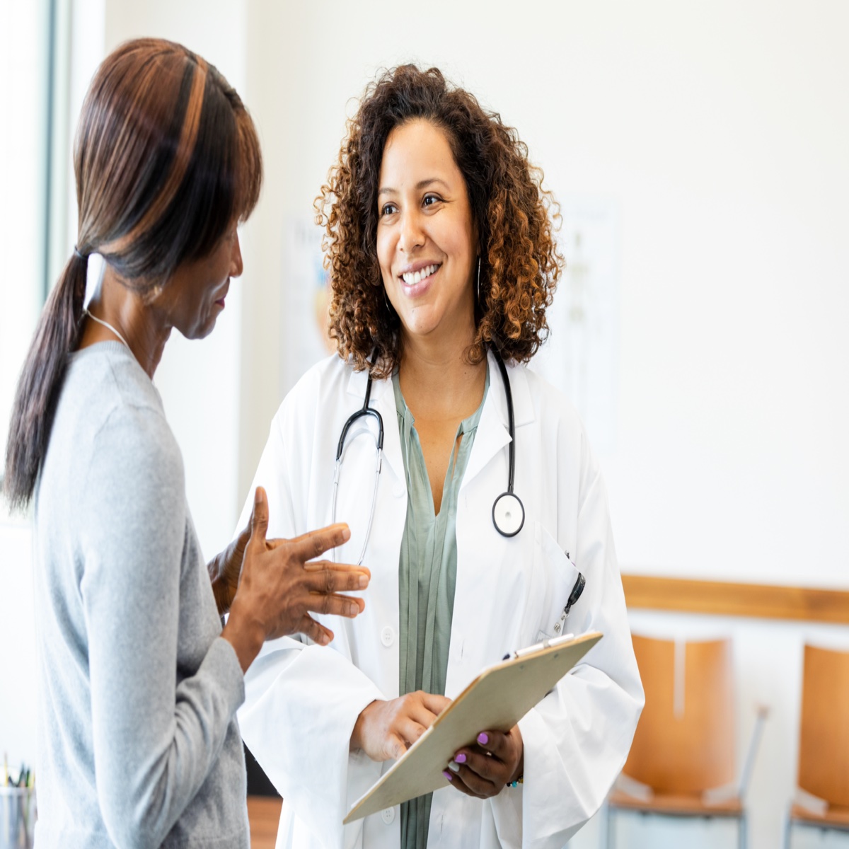 Médecin PADHUE en consultation avec une patiente