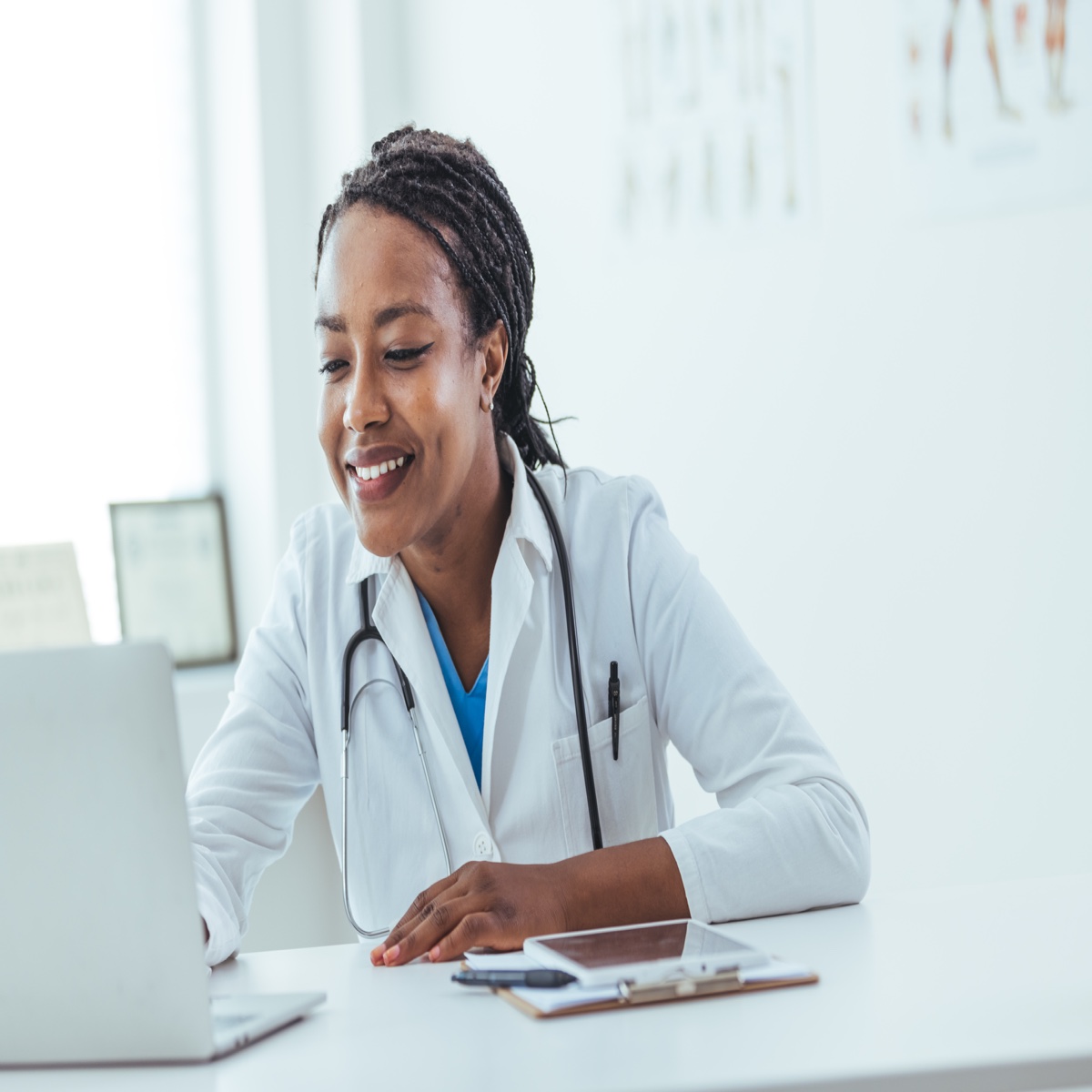 Médecin PADHUE préparant son dossier d'inscription aux EVC en ligne