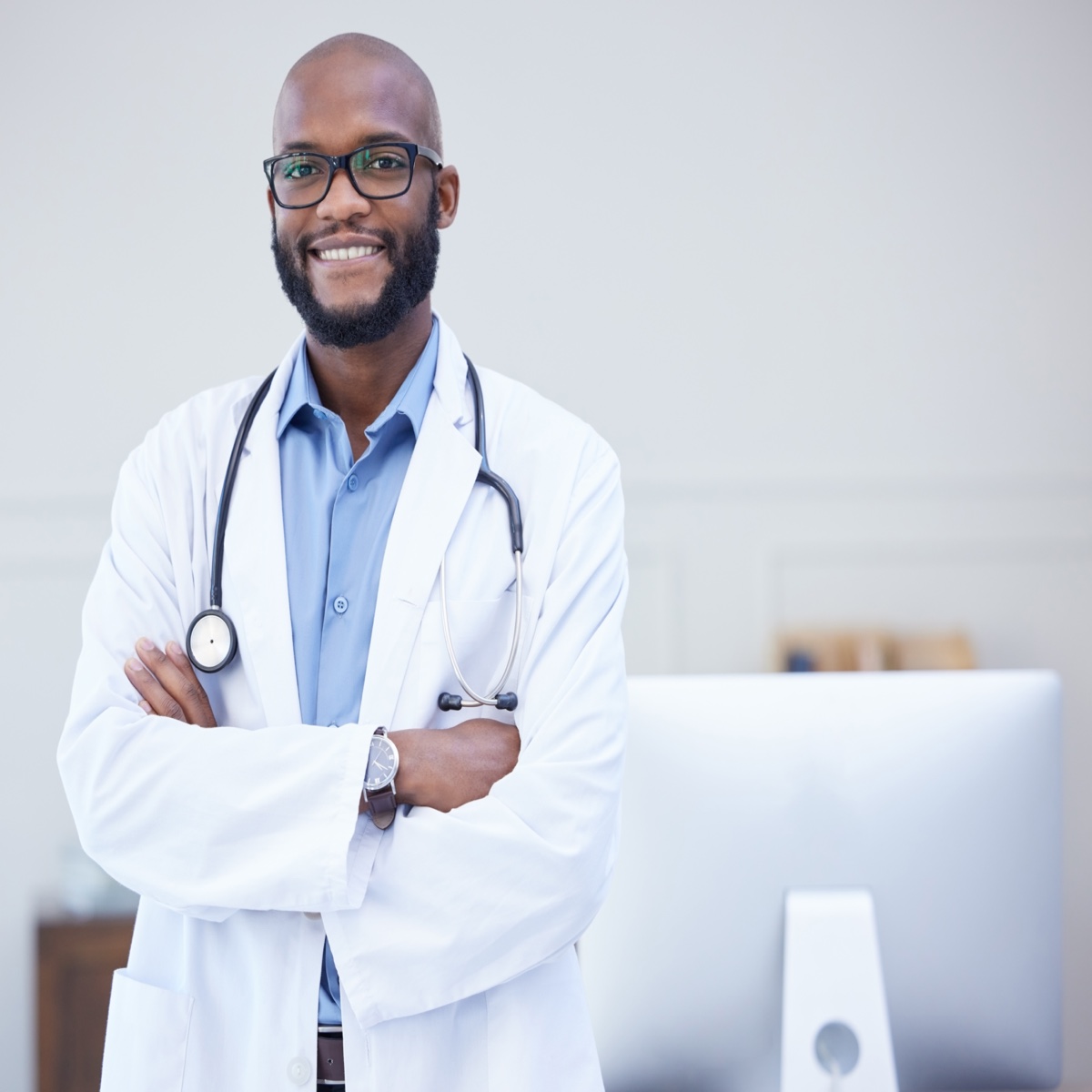 Médecin PADHUE souriant en blouse blanche, exercant en France