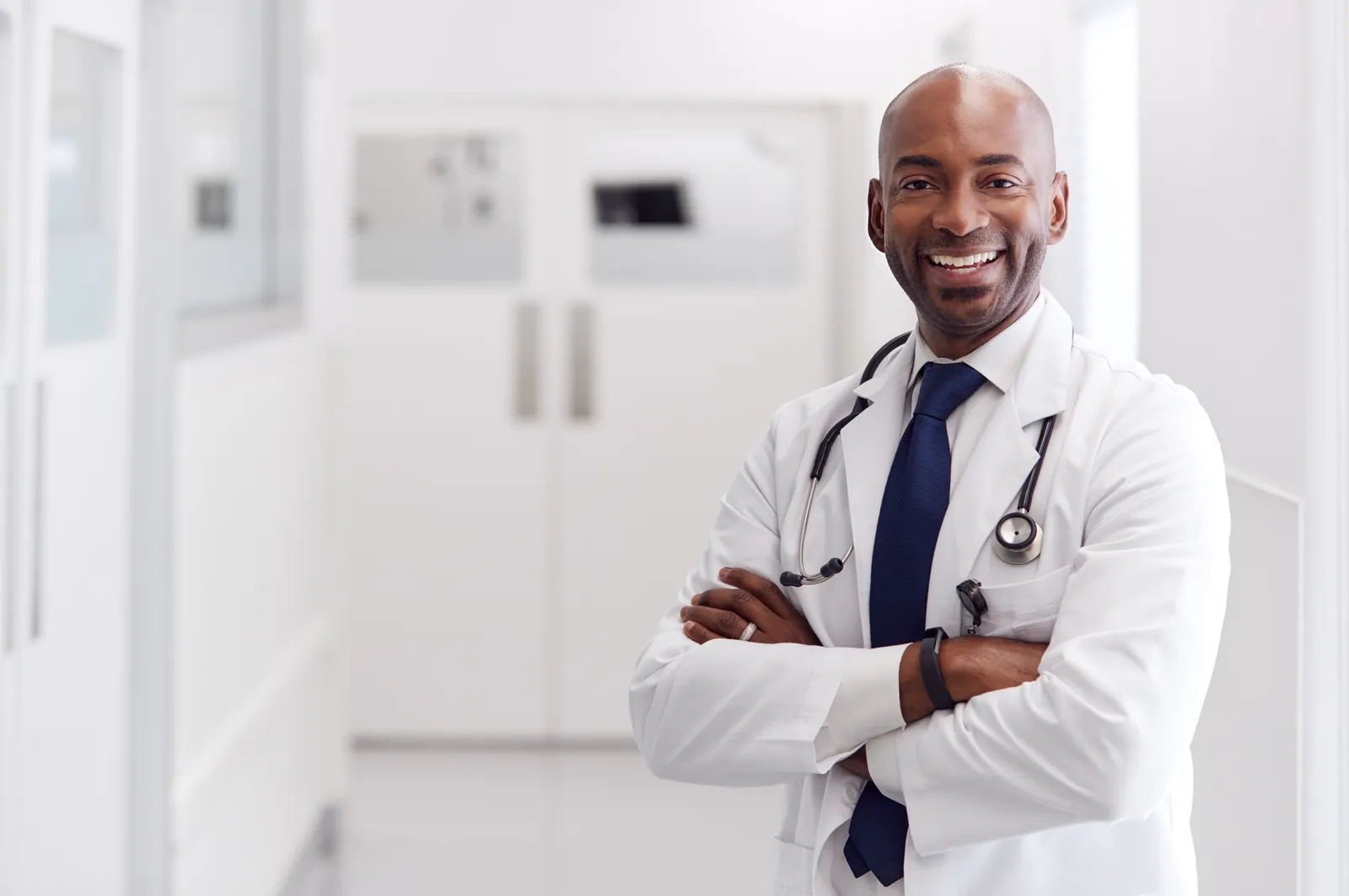 Praticien Attaché Associé (PAA) consultant un dossier patient